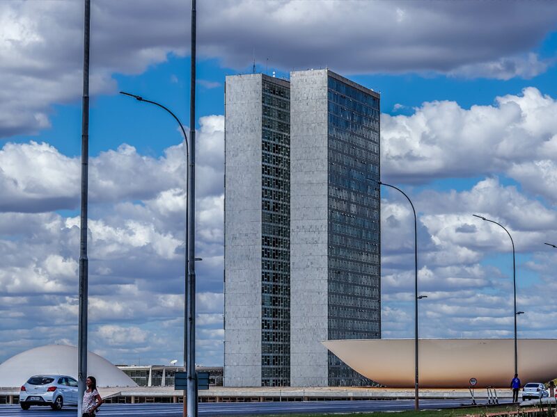 Normas do RJ e de MT podem estender imunidade de parlamentares federais aos esta-duais